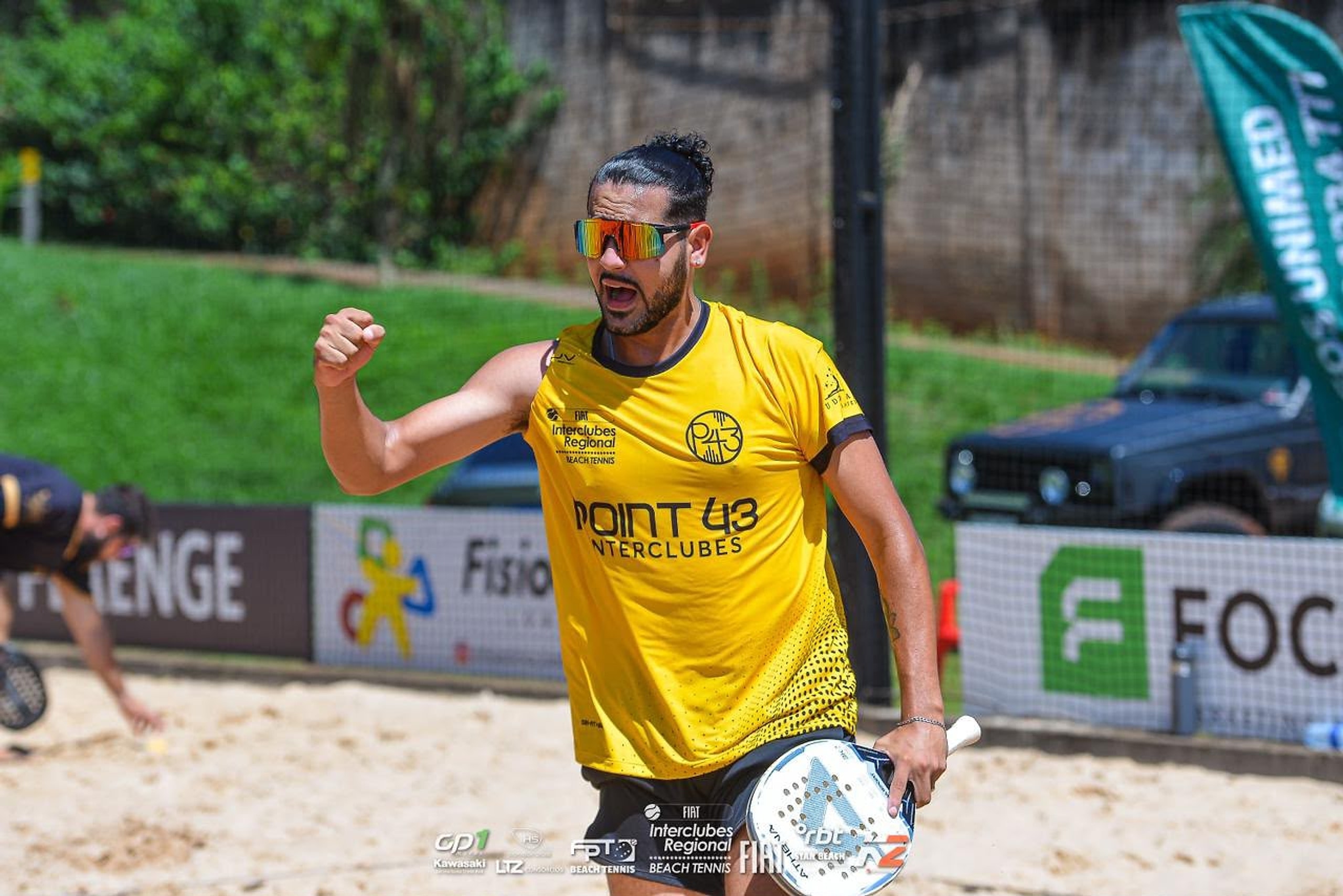 Gabriel comemora um ponto no Interclubes Regional com a camisa do Point 43